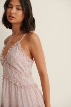 NA-KD Robe Mini à Col En V Et Volants Recyclée -Lady Doux Soldes Magasin nakd 1frill mini dress 1100 004405 2490 04a