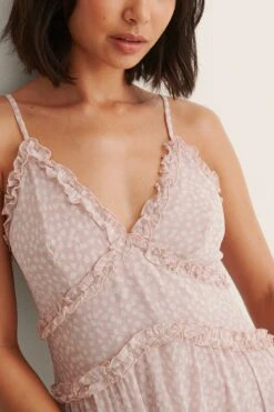 NA-KD Robe Mini à Col En V Et Volants Recyclée -Lady Doux Soldes Magasin nakd 1frill mini dress 1100 004405 2490 05g