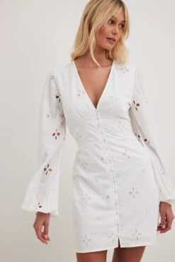 Robe Courte En Broderie Anglaise à Manches Ballon