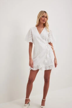Robe Portefeuille Courte En Broderie Anglaise -Lady Doux Soldes Magasin nakd anglaise wrap mini dress 1014 001505 0001 23014