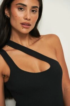 Robe Moulante Tricotée à Encolure Asymétrique 23 Robe Moulante Tricotée à Encolure Asymétrique -Lady Doux Soldes Magasin nakd asymmetric neckline bodycon knitted dress 1018 007854 0002 04g