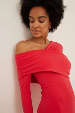 Maxi Robe Asymétrique -Lady Doux Soldes Magasin nakd asymmetric shoulder maxi dress 1017 001551 0004 4838