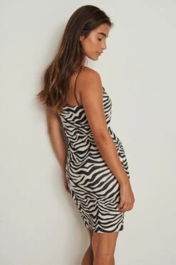 Robe Asymétrique -Lady Doux Soldes Magasin nakd asymmetric shoulder strap dress 1017 001223 0142 02b