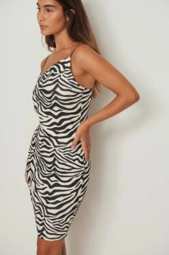 Robe Asymétrique -Lady Doux Soldes Magasin nakd asymmetric shoulder strap dress 1017 001223 0142 03a