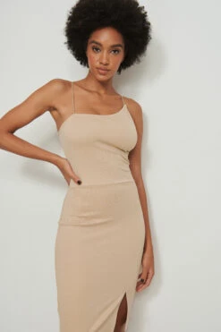 Robe Courte Asymétrique à Fines Bretelles 35 Robe Courte Asymétrique à Fines Bretelles -Lady Doux Soldes Magasin nakd asymmetric thin strap short dress 1017 001049 1844 03a r