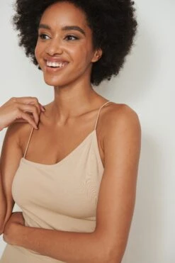 Robe Courte Asymétrique à Fines Bretelles -Lady Doux Soldes Magasin nakd asymmetric thin strap short dress 1017 001049 1844 04g r 1