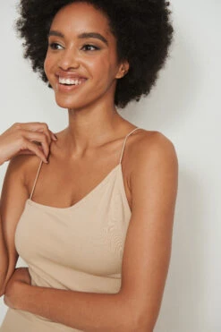 Robe Courte Asymétrique à Fines Bretelles 34 Robe Courte Asymétrique à Fines Bretelles -Lady Doux Soldes Magasin nakd asymmetric thin strap short dress 1017 001049 1844 04g r