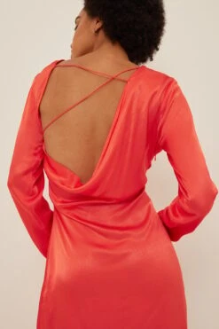 Robe Mini En Satin Détail Au Dos 24 Robe Mini En Satin Détail Au Dos -Lady Doux Soldes Magasin nakd back detail mini satin dress 1017 001111 0256 2246