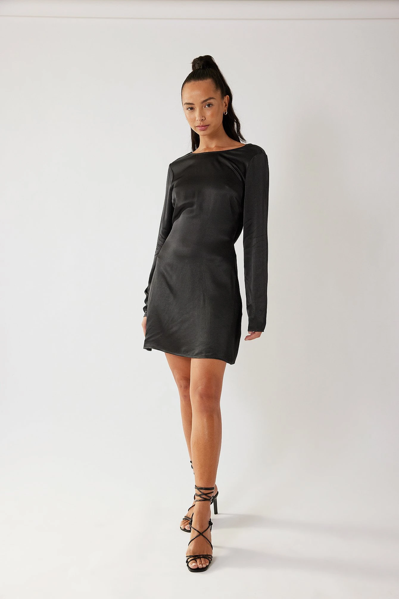 Robe Mini En Satin Détail Au Dos 5 Robe Mini En Satin Détail Au Dos – Image 5