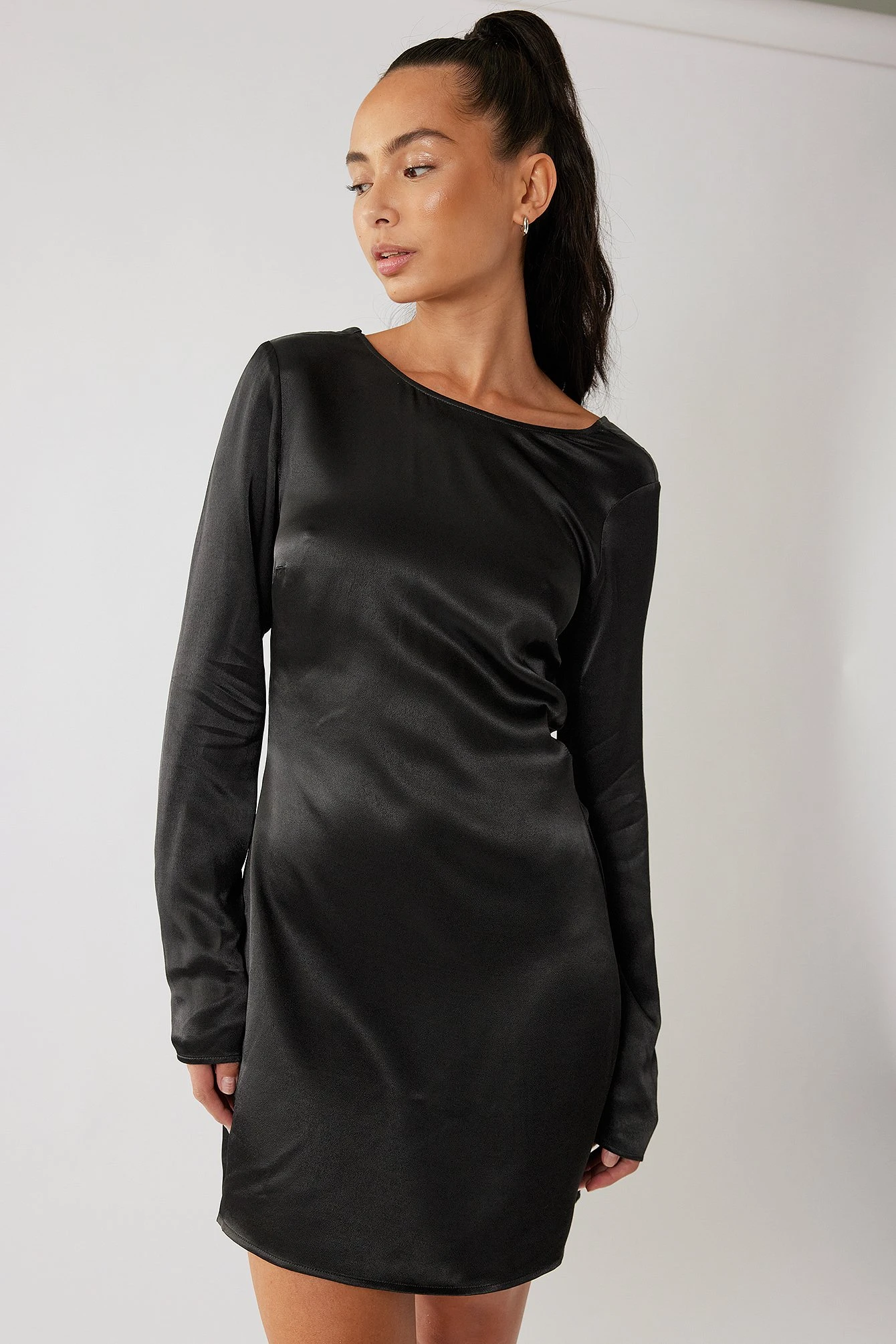 Robe Mini En Satin Détail Au Dos 4 Robe Mini En Satin Détail Au Dos – Image 4