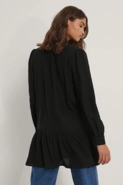 NA-KD Robe Volantée À Col Rond Boutonné -Lady Doux Soldes Magasin nakd buttoned round neck flounce mini dress 1100 003389 0002 02b