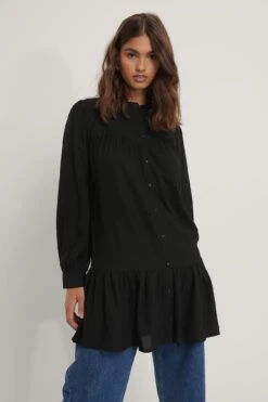 NA-KD Robe Volantée À Col Rond Boutonné -Lady Doux Soldes Magasin nakd buttoned round neck flounce mini dress 1100 003389 0002 03a