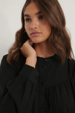 NA-KD Robe Volantée À Col Rond Boutonné -Lady Doux Soldes Magasin nakd buttoned round neck flounce mini dress 1100 003389 0002 04g