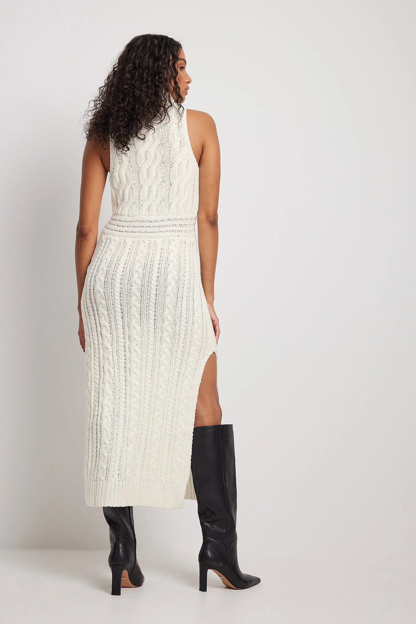 NA-KD Robe En Maille Torsadée à Col Montant Recyclée 2 NA-KD Robe En Maille Torsadée à Col Montant Recyclée – Image 2