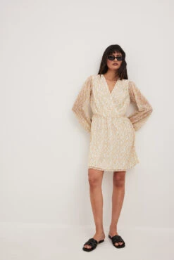 NA-KD Robe Mini à Manches Bouffantes -Lady Doux Soldes Magasin nakd chiffon overlap puff sleeve mini dress 1100 006990 7788 33434 01c