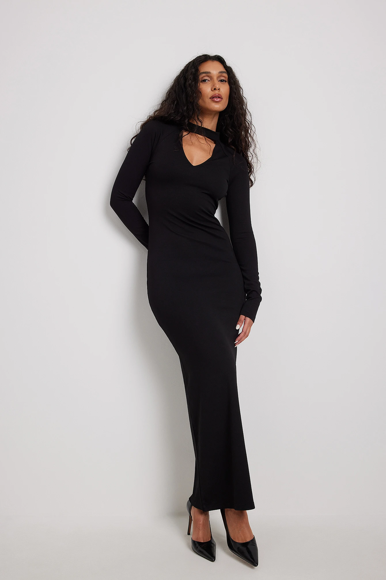 Robe Longue Avec Tour De Cou Et Détail Goutte D'eau 1 Robe Longue Avec Tour De Cou Et Détail Goutte D'eau