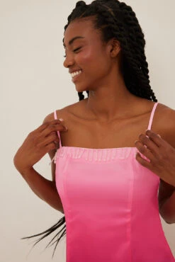 NA-KD Robe Courte En Satin Avec Cristaux -Lady Doux Soldes Magasin nakd crystal detail satin mini dress 1018 009709 8109 5547