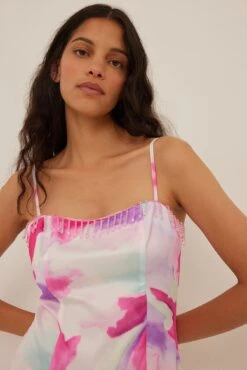 NA-KD Robe Courte En Satin Avec Cristaux -Lady Doux Soldes Magasin nakd crystal detail satin mini dress 1018 009709 9398 0202 1