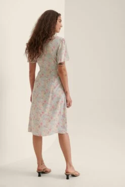 NA-KD Robe Mi-longue à Manches Courtes Et Couture Incurvée -Lady Doux Soldes Magasin nakd curved seam short sleeve midi dress 1100 004893 7828 02d