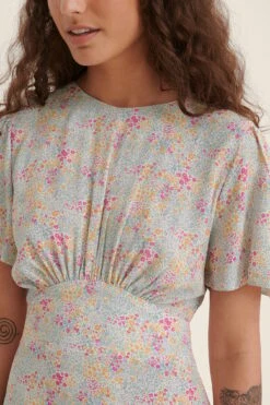 NA-KD Robe Mi-longue à Manches Courtes Et Couture Incurvée -Lady Doux Soldes Magasin nakd curved seam short sleeve midi dress 1100 004893 7828 04g