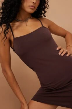 Robe Courte à Décolleté Profond Au Dos Avec Chaîne -Lady Doux Soldes Magasin nakd deep back chain detail mini dress 1787 000003 0017 02