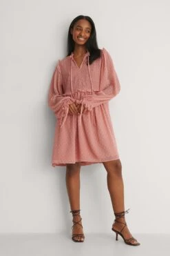 NA-KD Robe Courte Avec Manches Longues Et Attache Frontale -Lady Doux Soldes Magasin nakd dobby mini dress 1100 004192 0211 02c