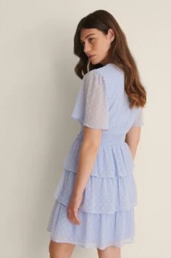 NA-KD Robe Smockée à Volants Dobby Recyclée 18 NA-KD Robe Smockée à Volants Dobby Recyclée -Lady Doux Soldes Magasin nakd dobby smocked flounce dress 1100 004586 0003 02k