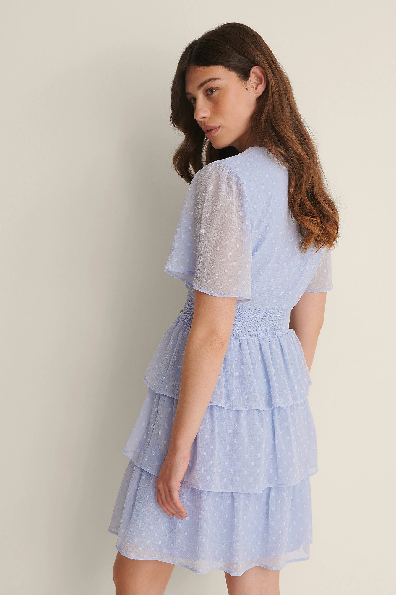 NA-KD Robe Smockée à Volants Dobby Recyclée 6 NA-KD Robe Smockée à Volants Dobby Recyclée – Image 6