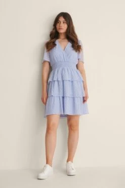 NA-KD Robe Smockée à Volants Dobby Recyclée 19 NA-KD Robe Smockée à Volants Dobby Recyclée -Lady Doux Soldes Magasin nakd dobby smocked flounce dress 1100 004586 0003 03c