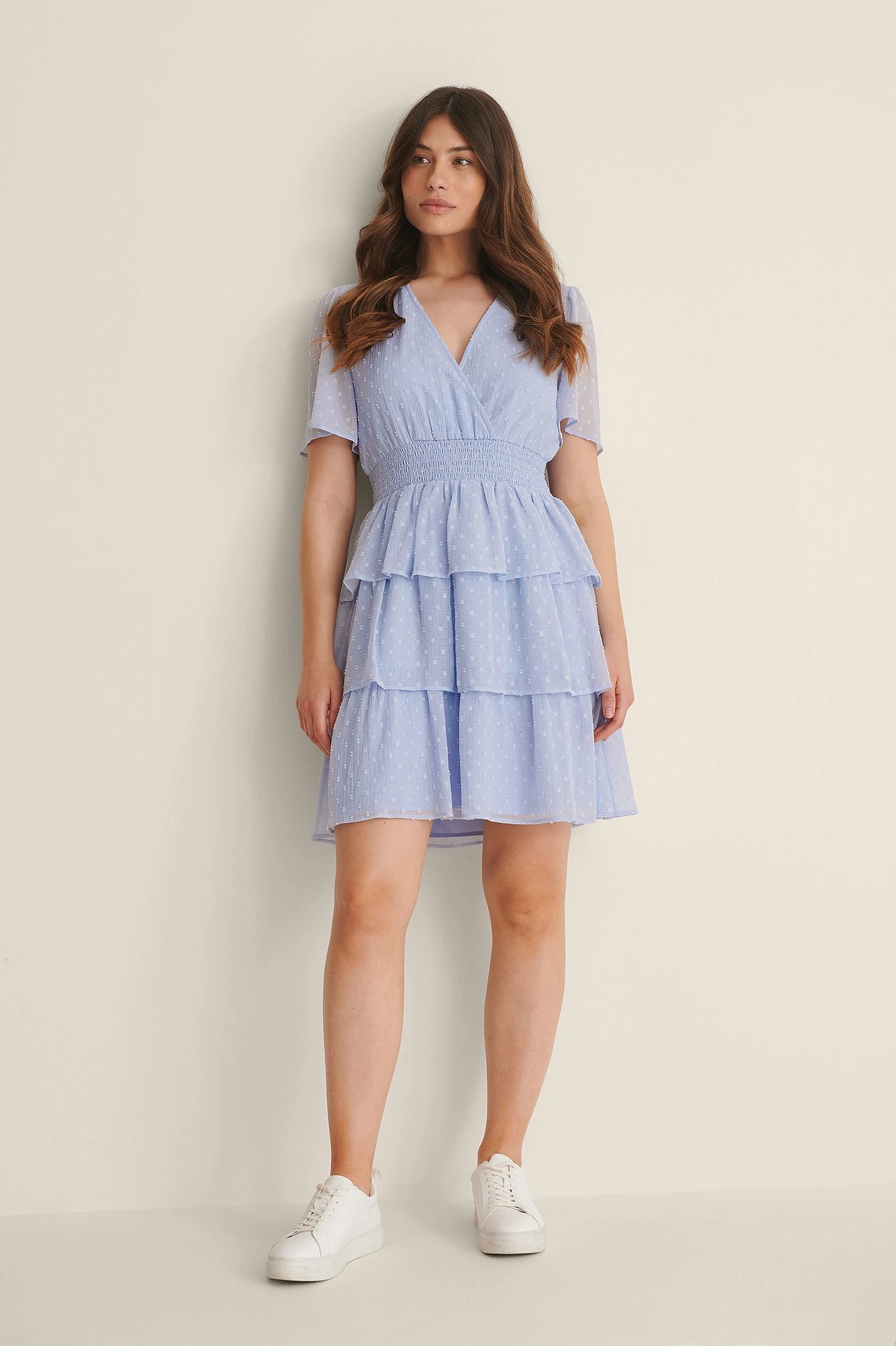 NA-KD Robe Smockée à Volants Dobby Recyclée 7 NA-KD Robe Smockée à Volants Dobby Recyclée – Image 7