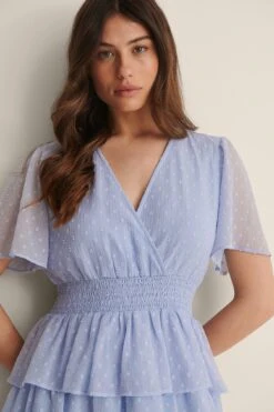 NA-KD Robe Smockée à Volants Dobby Recyclée 20 NA-KD Robe Smockée à Volants Dobby Recyclée -Lady Doux Soldes Magasin nakd dobby smocked flounce dress 1100 004586 0003 04g