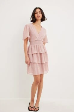 NA-KD Robe Smockée à Volants Dobby Recyclée 15 NA-KD Robe Smockée à Volants Dobby Recyclée -Lady Doux Soldes Magasin nakd dobby smocked flounce dress 1100 004586 0115 1