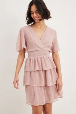 NA-KD Robe Smockée à Volants Dobby Recyclée