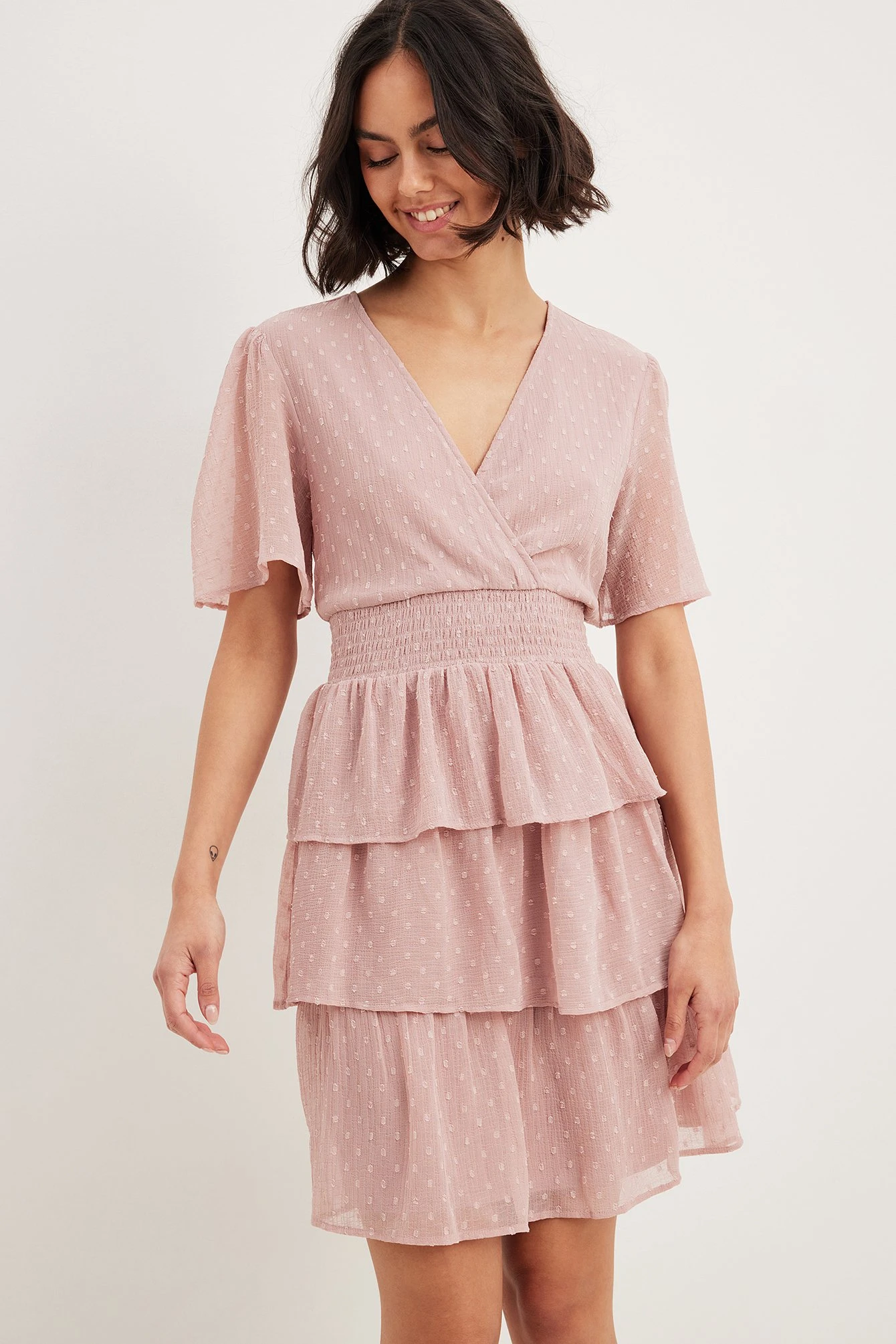 NA-KD Robe Smockée à Volants Dobby Recyclée 1 NA-KD Robe Smockée à Volants Dobby Recyclée