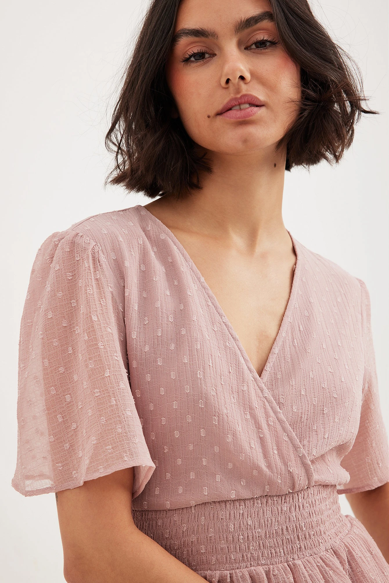 NA-KD Robe Smockée à Volants Dobby Recyclée 4 NA-KD Robe Smockée à Volants Dobby Recyclée – Image 4