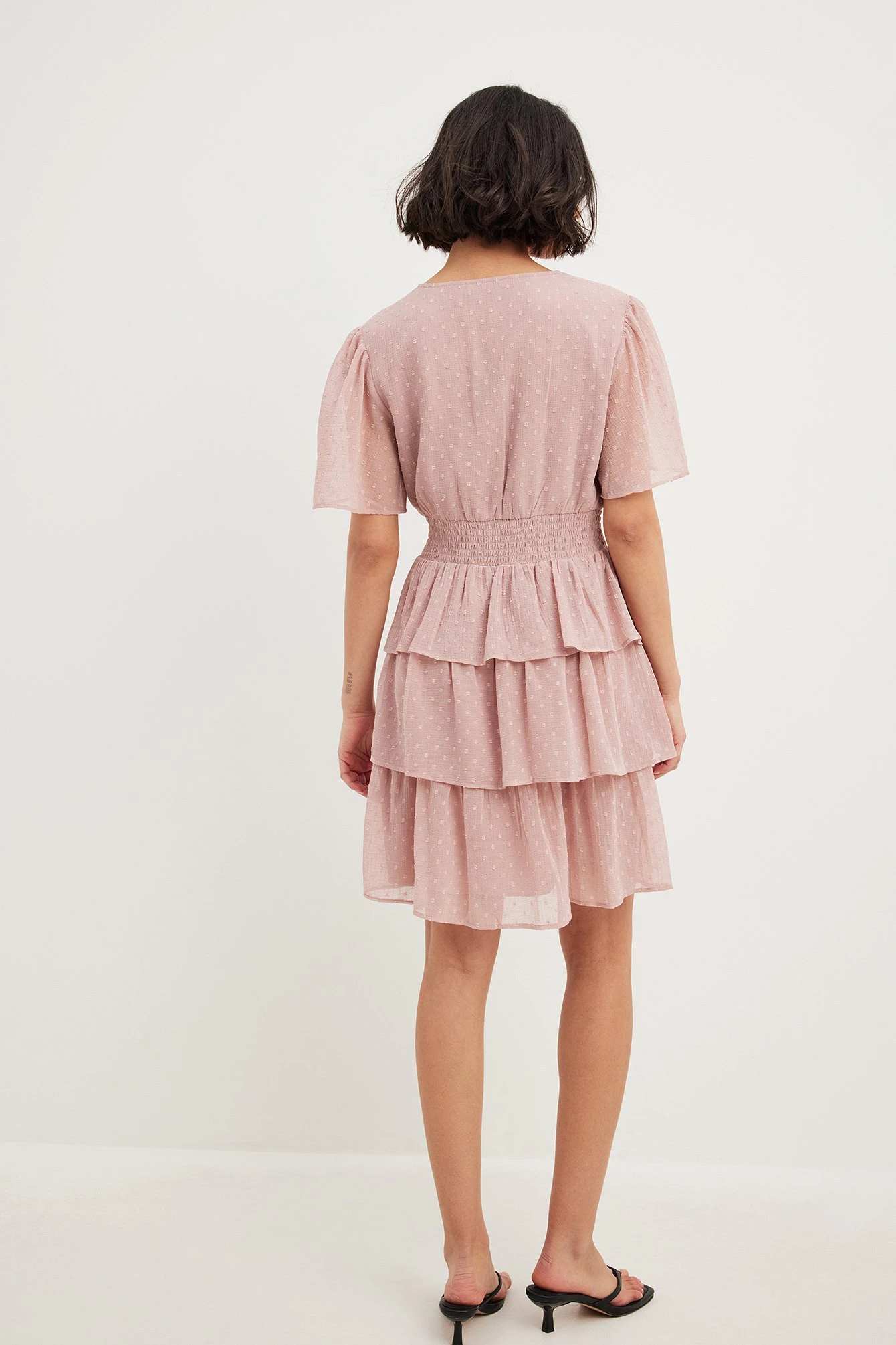 NA-KD Robe Smockée à Volants Dobby Recyclée 2 NA-KD Robe Smockée à Volants Dobby Recyclée – Image 2