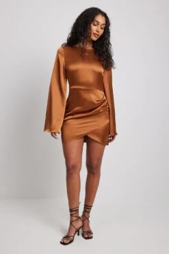 Robe Courte Satinée Drapée 15 Robe Courte Satinée Drapée -Lady Doux Soldes Magasin nakd draped satin dress 1018 010133 0261 22938