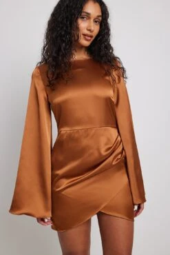 Robe Courte Satinée Drapée 13 Robe Courte Satinée Drapée -Lady Doux Soldes Magasin nakd draped satin dress 1018 010133 0261 22951
