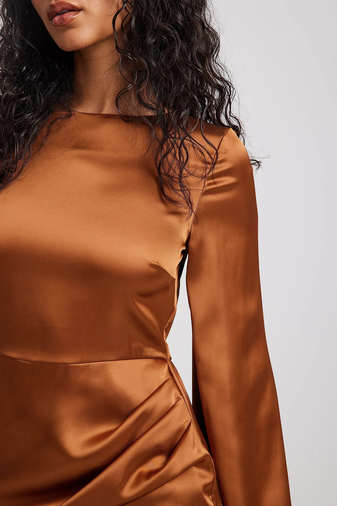 Robe Courte Satinée Drapée 8 Robe Courte Satinée Drapée – Image 8