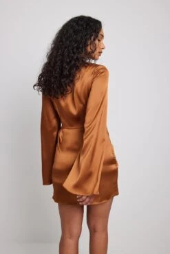 Robe Courte Satinée Drapée 14 Robe Courte Satinée Drapée -Lady Doux Soldes Magasin nakd draped satin dress 1018 010133 0261 22973