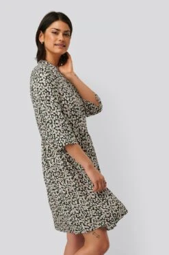 NA-KD Robe Mi-Longue -Lady Doux Soldes Magasin nakd flounce detail flower dress 1100 002254 0018 03j