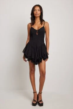 NA-KD Robe Courte Avec Ourlet Volanté -Lady Doux Soldes Magasin nakd frill hem detail mini dress 1018 009790 0002 12183