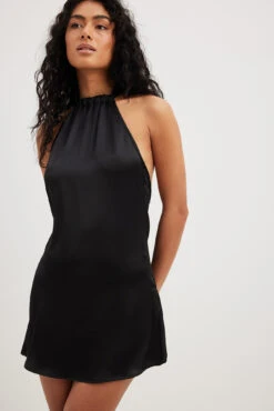 Robe Courte En Satin à Dos Nu -Lady Doux Soldes Magasin nakd halterneck satin mini dress 1791 000015 0002 21151