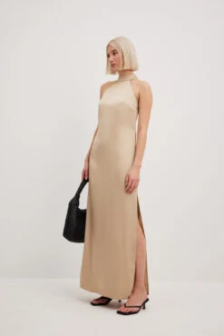 Robe Longue En Satin à Col Montant -Lady Doux Soldes Magasin nakd high neck maxi satin dress 1017 002237 0668 0577