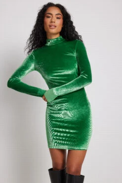 Robe Courte En Velours à Col Montant 17 Robe Courte En Velours à Col Montant -Lady Doux Soldes Magasin nakd high neck velvet mini dress 1017 002116 0010 2875