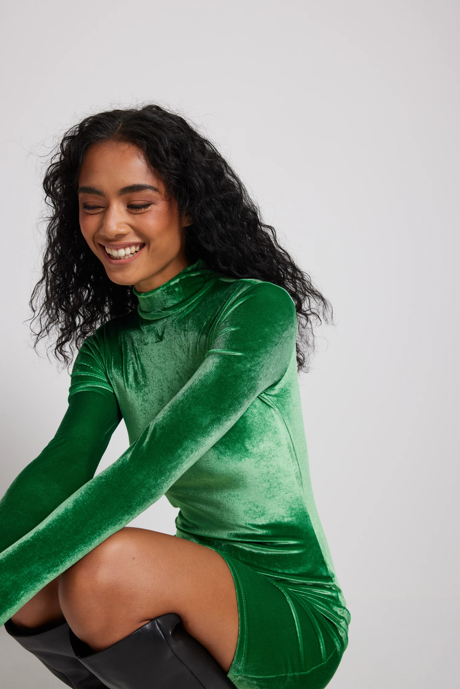 Robe Courte En Velours à Col Montant 6 Robe Courte En Velours à Col Montant – Image 6