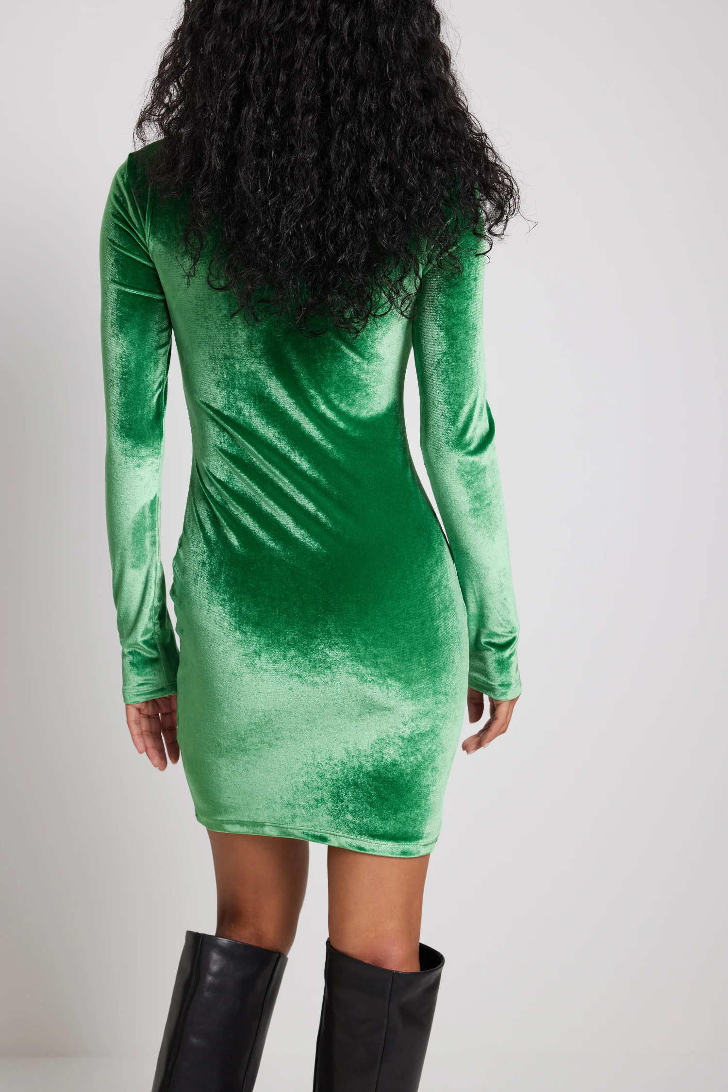 Robe Courte En Velours à Col Montant 8 Robe Courte En Velours à Col Montant – Image 8