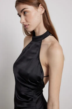 Robe Longue En Satin à Détail Au Dos Et Fente Haute 7 Robe Longue En Satin à Détail Au Dos Et Fente Haute -Lady Doux Soldes Magasin nakd high slit back detail satin maxi dress 1781 000015 0002 36772