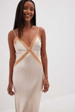 Robe En Satin Et Dentelle -Lady Doux Soldes Magasin nakd lace detail satin dress 1014 001600 5063 0312