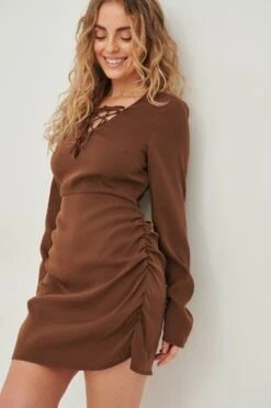 Robe Mini Lacée Sur Le Devant